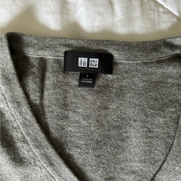 Uniqlo Men’s Small V Neck Sweater Gray Navy - Picture 6 of 7